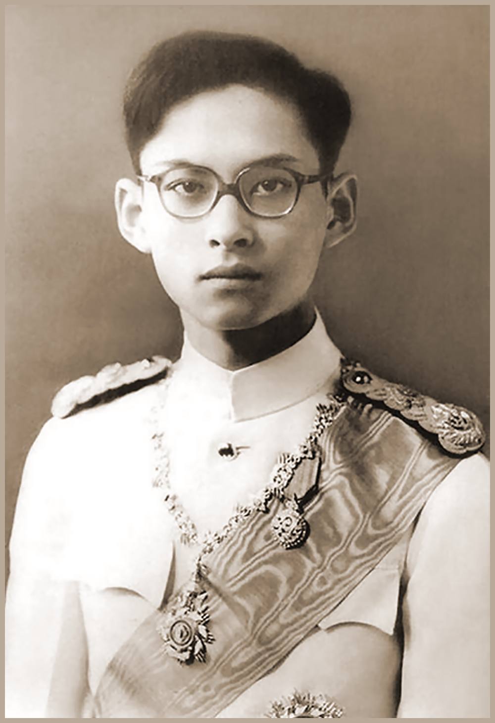 König Bhumibol als Jugendlicher in Offiziersuniform