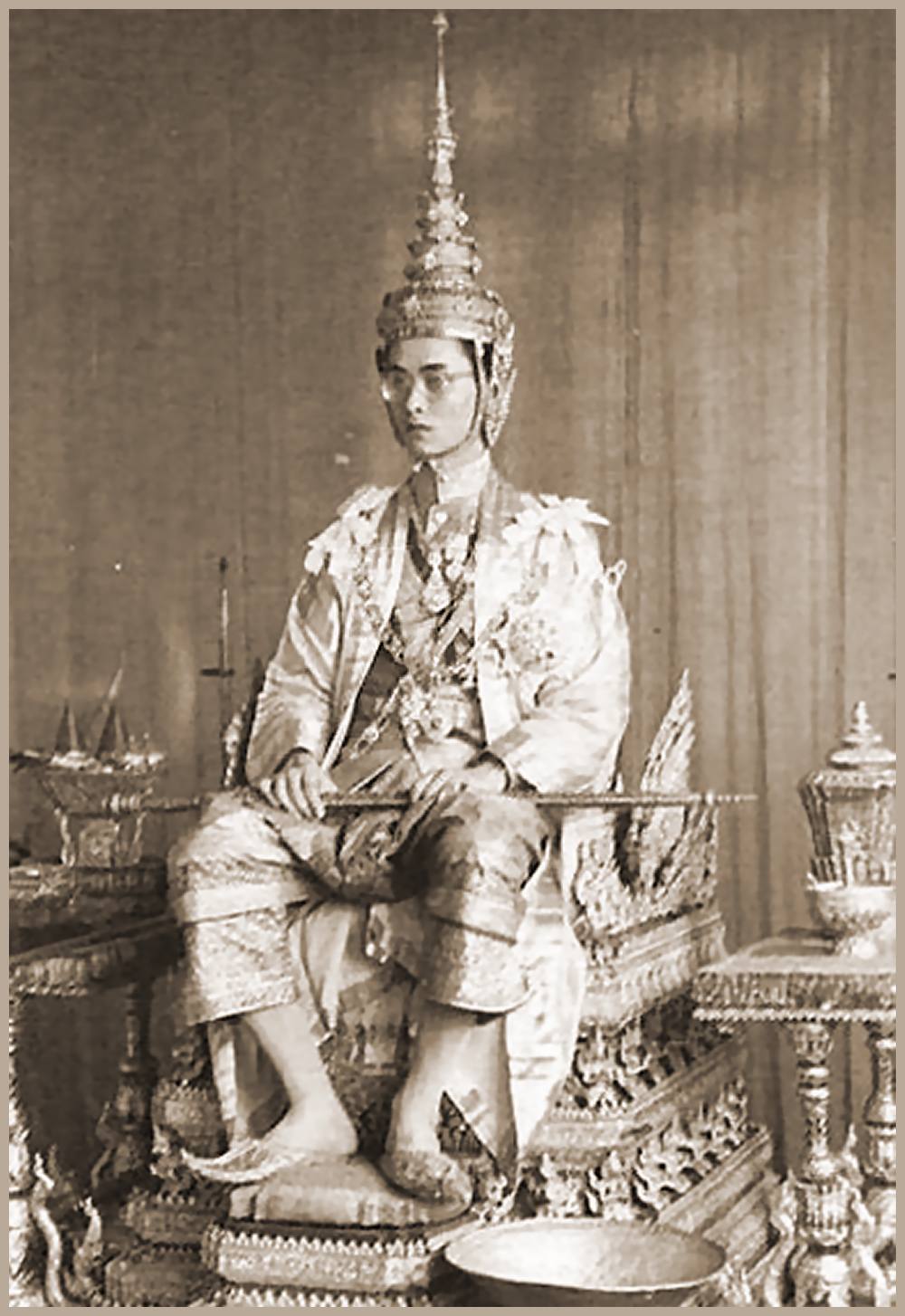 Krönung Bhumibol Adulyadej als König Rama IX am 9. Juni 1946