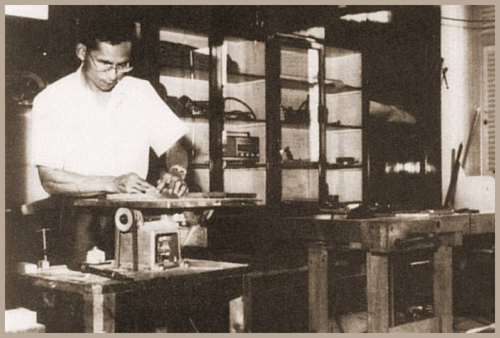 König Bhumibol Adulyadej in einer Werkstatt