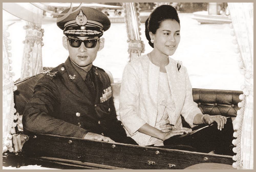 König Bhumibol und Königin Sirikit nach der Hochzeit