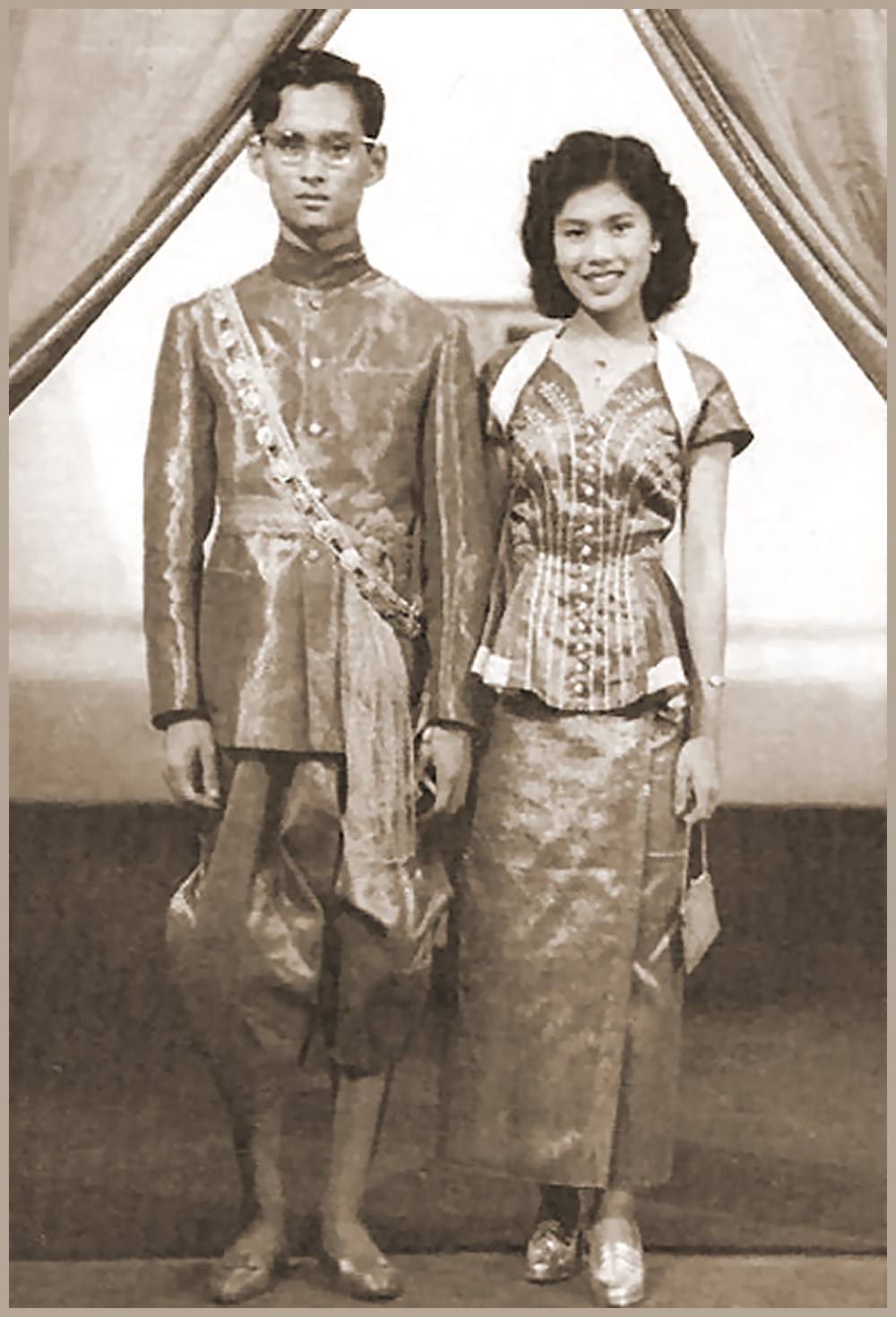 König Bhumibol Adulyadej und Königin Sirikit in traditioneller thailändischer Tracht