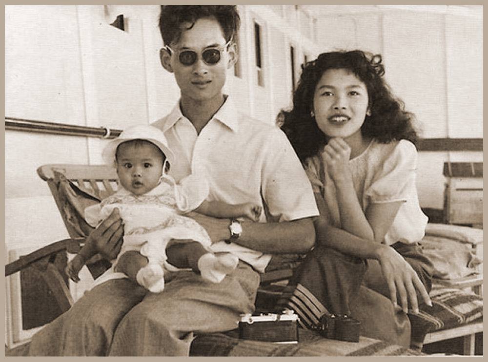 Das Königspaar mit mit ihren Kind Kronprinz Vajiralongkorn (geboren 1952)