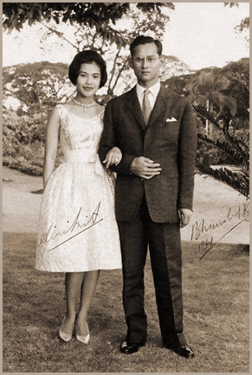 Autogrammbild König Bhumibol Adulyadej und Königin Sirikit