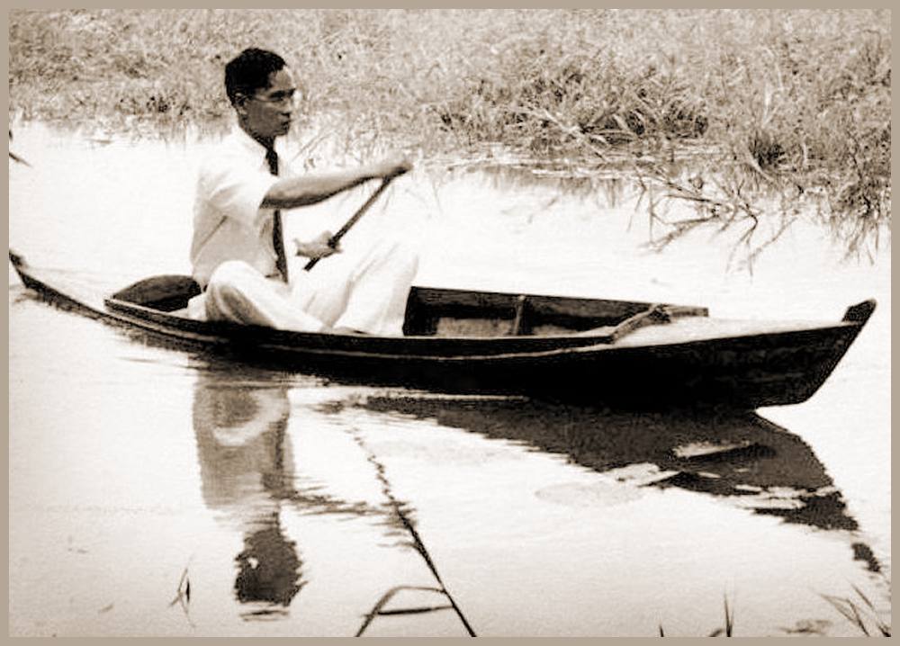 König Bhumibol bei einer Kanufahrt