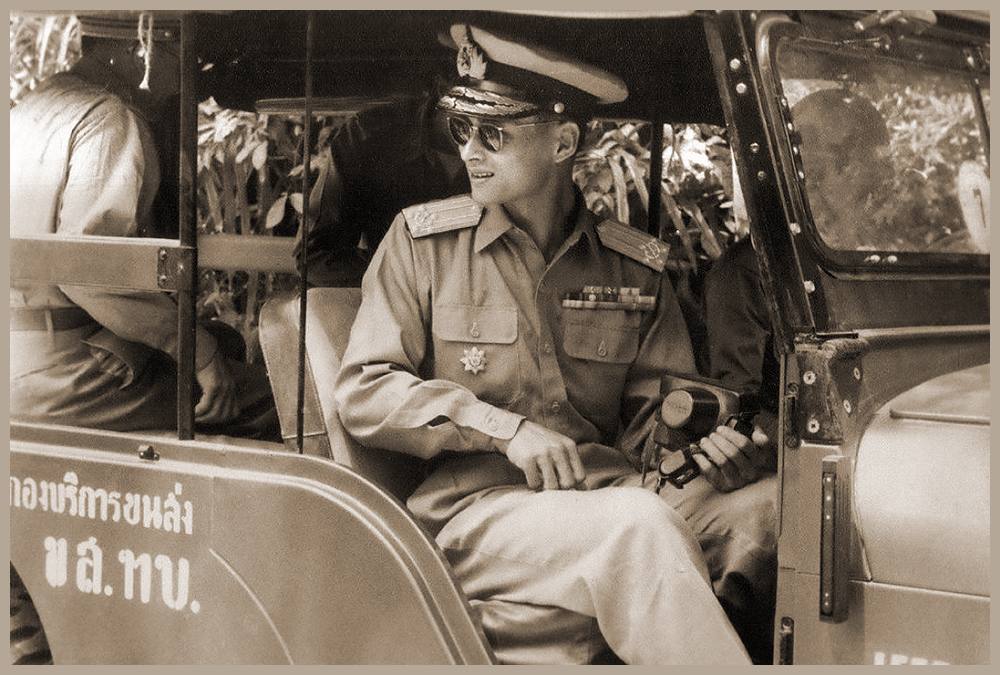Majestät König Bhumibol Adulyadej als Armeekommandant