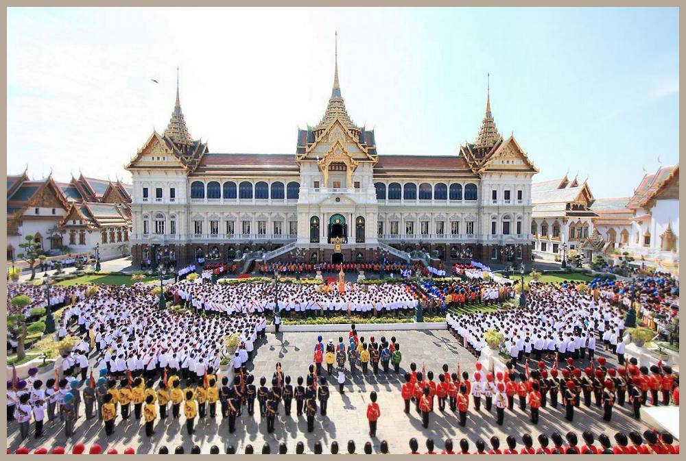 Parade am Königspalast in Bangkok