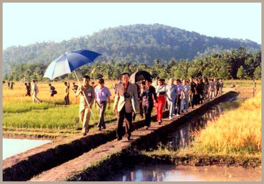 König Bhumibol bei Reisfarmern in Udon Thani