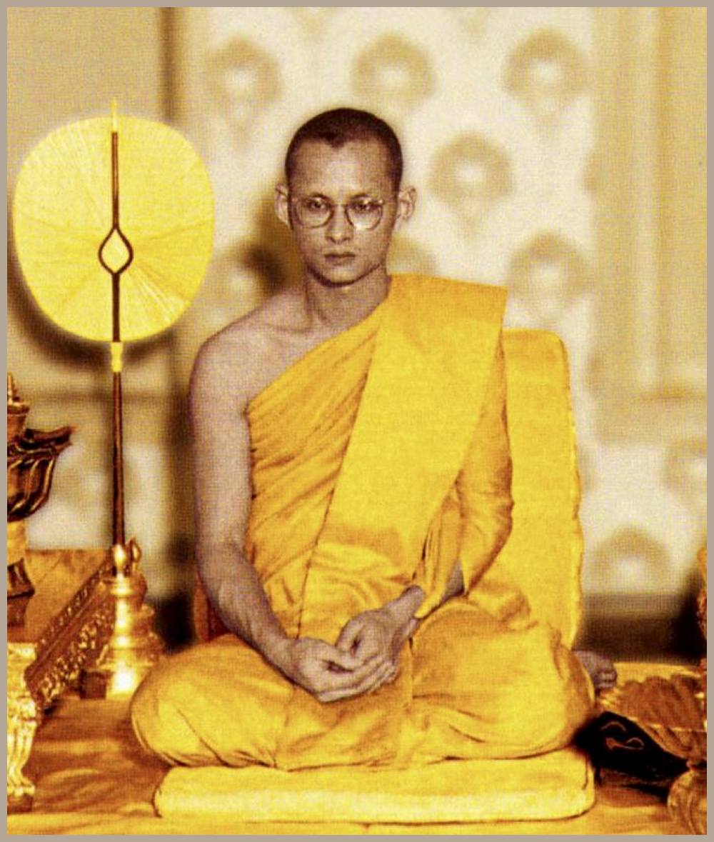König Bhumibol Adulyadej als buddhistischer Mönch