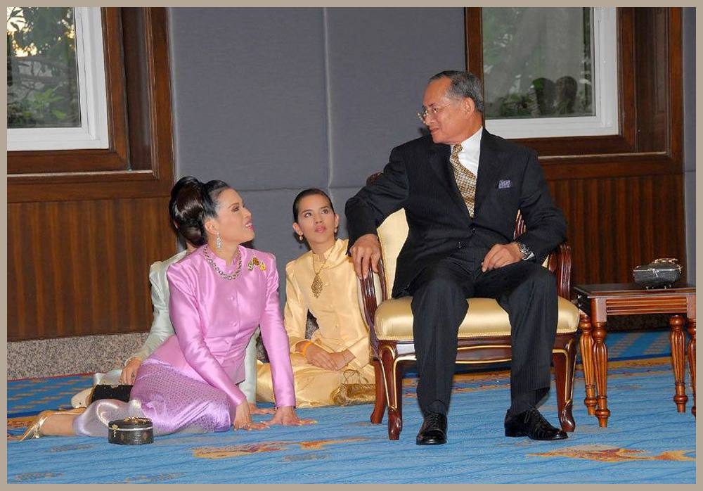 König Bhumibol mit seinen Töchtern