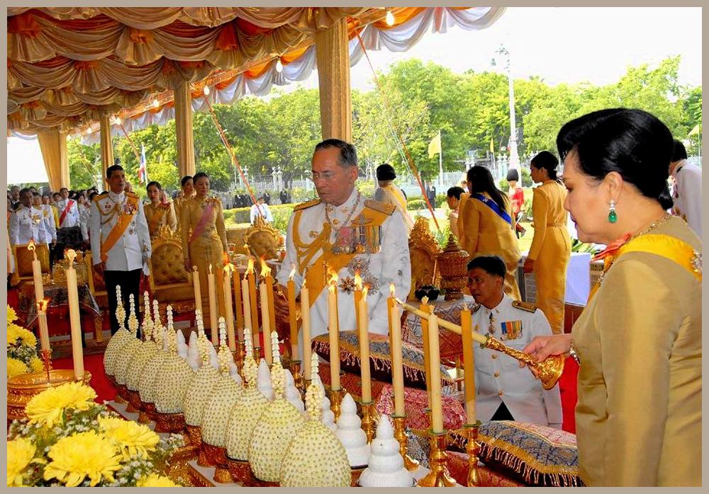 König Bhumibol und Königin Sirikit bei buddistischen Ritual