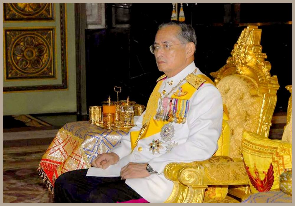 König Bhumibol bei einer Audienz im Palast