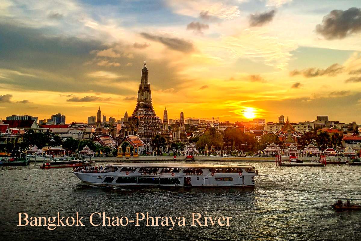 Foto: Tempel am Chao-Phraya Fluss Bangkok bei Sonnenuntergang (Thailand)