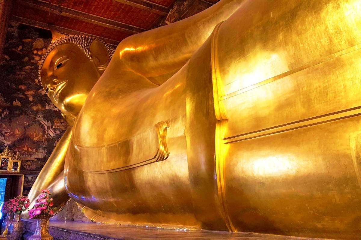 Liegender goldener Buddha im Wat-Pho-Tempel in Bangkok